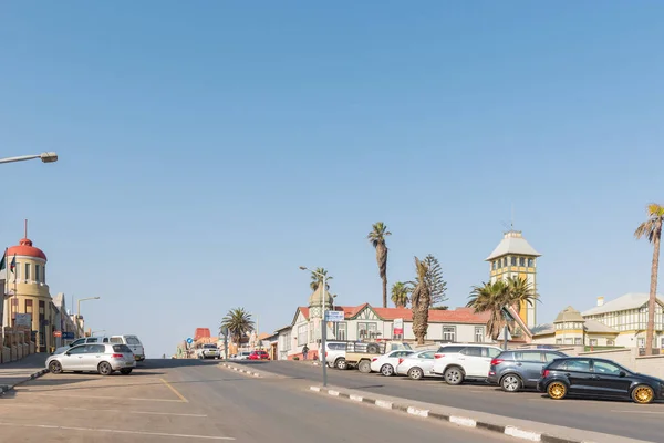 Ulicy sceny z zabytkowych budynków i pojazdów w mieście Swakopmund — Zdjęcie stockowe