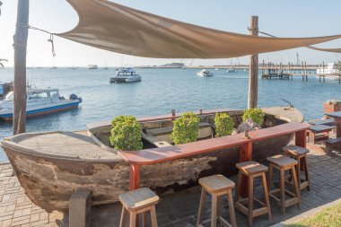 Walvis Bay watefront masada restoran olarak kullanılan tekne