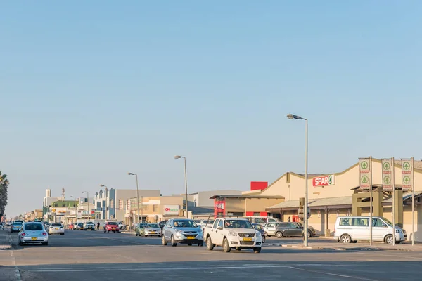 Escena callejera con negocios y vehículos en Walvis Bay — Foto de Stock