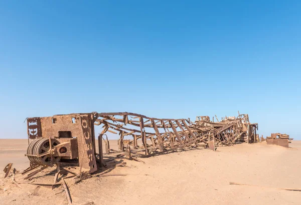 Impianto di perforazione petrolifera arrugginito tra Henties Bay e Torra Bay — Foto Stock