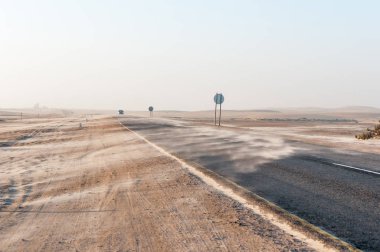 Namib Çölü'nde Longbeach yakınlarındaki yolu üzerinde havaya kum
