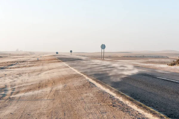 在道路附近长滩在纳米布沙漠的风沙 — 图库照片