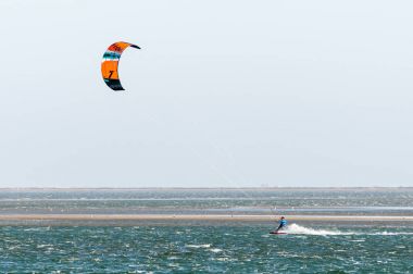 Kimliği belirsiz uçurtma sörfçü lagün Walvis Bay 