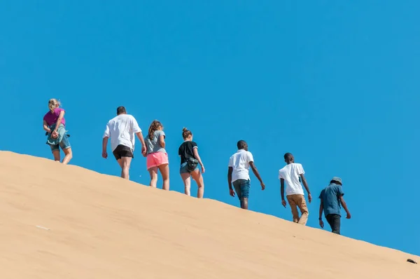 Niet-geïdentificeerde toeristen op de top van Duin 7 in de buurt van Walvisbaai — Stockfoto