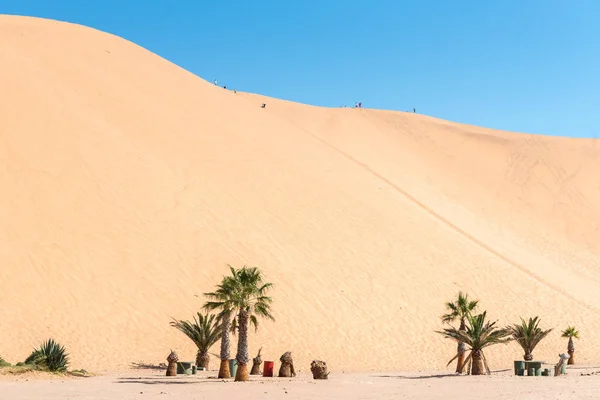 Места для пикников и туристы на дюне 7 в Walvis Bay — стоковое фото