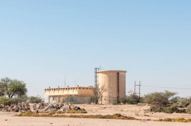 Su pompa istasyonu yanındaki B2 yolun Swakopmund yakınındaki
