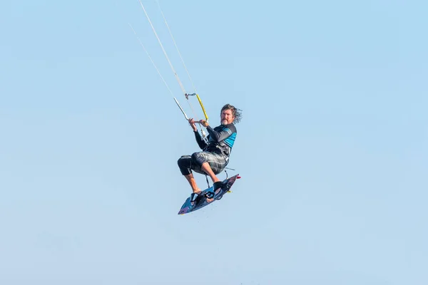 Kite surfista não identificado transportado pelo ar na lagoa em Walvis Bay — Fotografia de Stock