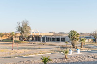 Giriş kapısı, Resepsiyon ofis ve Brüt Barmen dükkanında