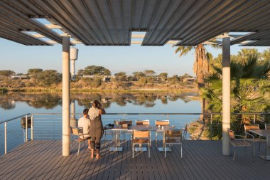 Brüt Barmen barajda Restoran günbatımı manzarası