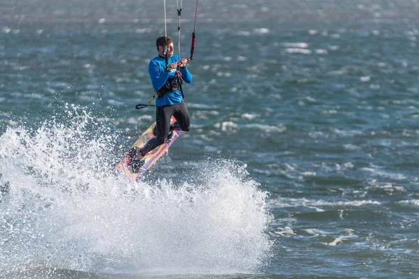 Niet-geïdentificeerde kite surfer lucht bij de lagune bij Walvis Bay — Stockfoto