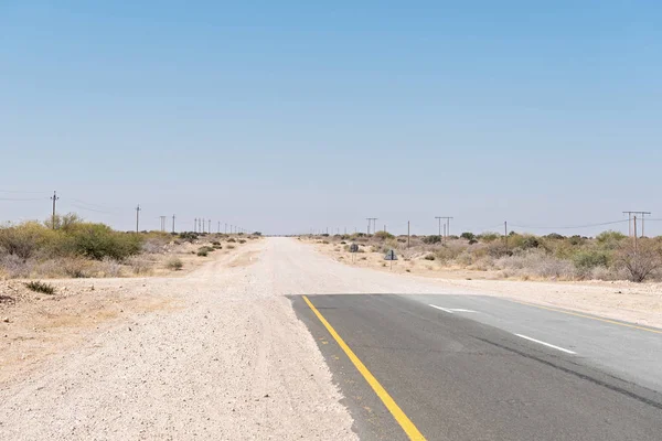 C15-carretera se convierte en un camino de grava al sur de Stampriet —  Fotos de Stock