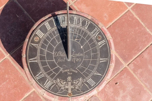 Сонячний годинник на Голландська реформаторська церква в Stampriet — стокове фото