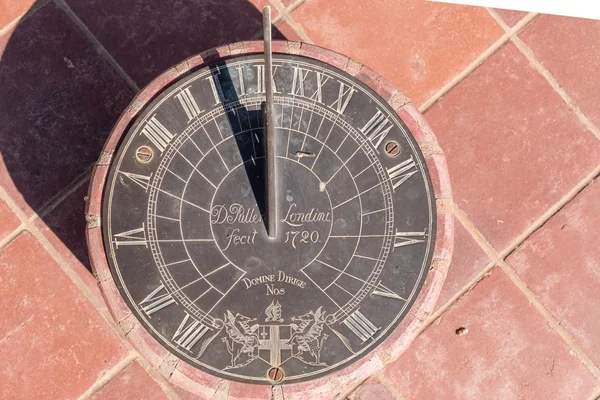 Reloj de sol en la iglesia reformada holandesa en Stampriet —  Fotos de Stock