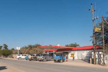 Benzin istasyonunda Koes ile sokak sahne