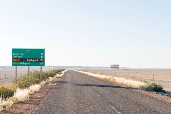 Distance sign on the R31-road between Rietfontein and Askham — Stock Photo, Image