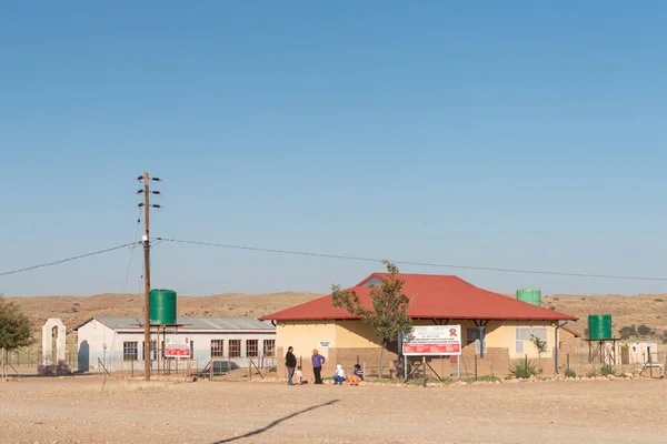 Clinica sanitaria primaria e una chiesa a Klein Mier — Foto Stock