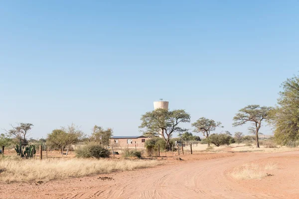 Street scene with a house and water reservoir in Koes — Stock Photo, Image