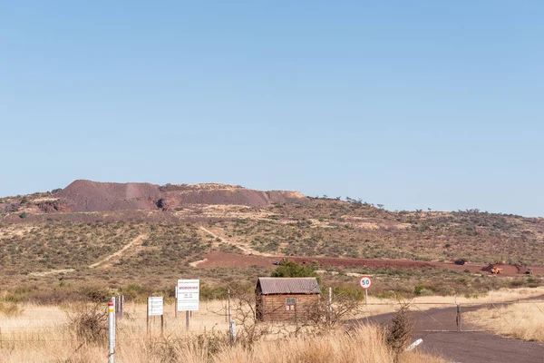 Entrance to the Morokwa manganese mine — Stock Photo, Image