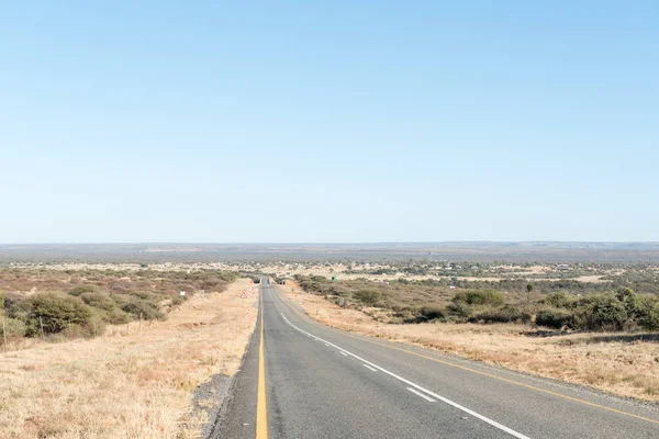 N8-road and bridge over the Vaal River at Schmidtsfrift — Stock Photo, Image