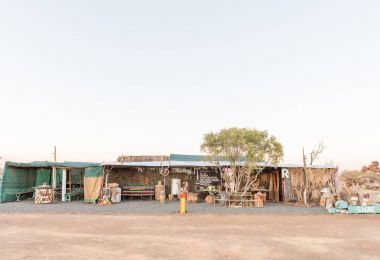 Ofis Binası Garas Park dinlenme kampında görünümünü gündoğumu