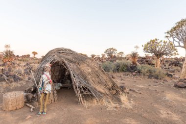 Kukla Garas thatch Hut'ta, görünümünü gündoğumu 