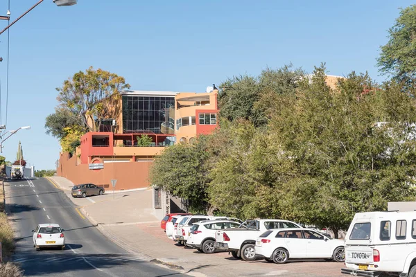 Cena de rua com edifícios e veículos em Windhoek — Fotografia de Stock