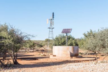 Su pompalama Rüzgar Türbini ve güneş panelleri için bir waterpump 