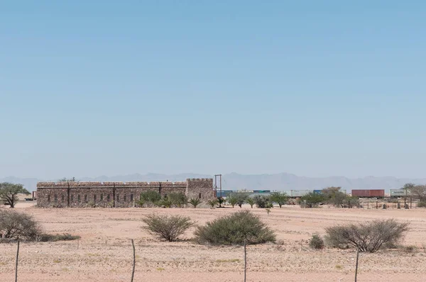 Hütte am Wasserufer zwischen Swakopmund und uns — Stockfoto