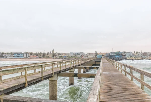 Vista del embarcadero histórico con Swakopmund en la parte posterior — Foto de Stock