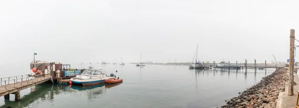 Mistige panorama van de jacht haven in Walvisbaai — Stockfoto