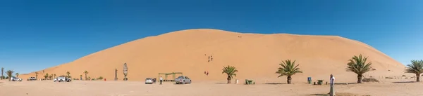 Panorama z niezidentyfikowanych turystów w dune 7 w Walvis Bay — Zdjęcie stockowe