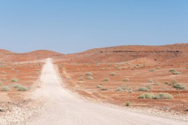Turuncu-kırmızı, rocky Namib Çölü manzaraya Dopsteekhoogte Pass