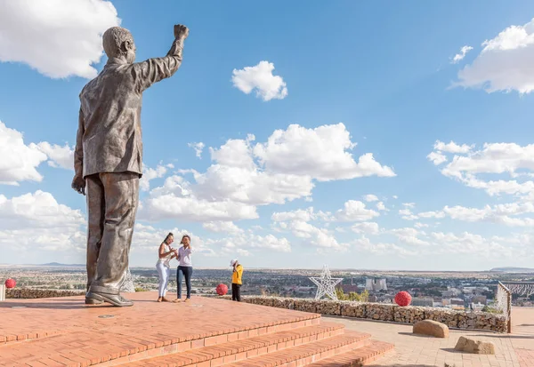 Bezoekers op het bronzen standbeeld van Nelson Mandela in Bloemfontein — Stockfoto