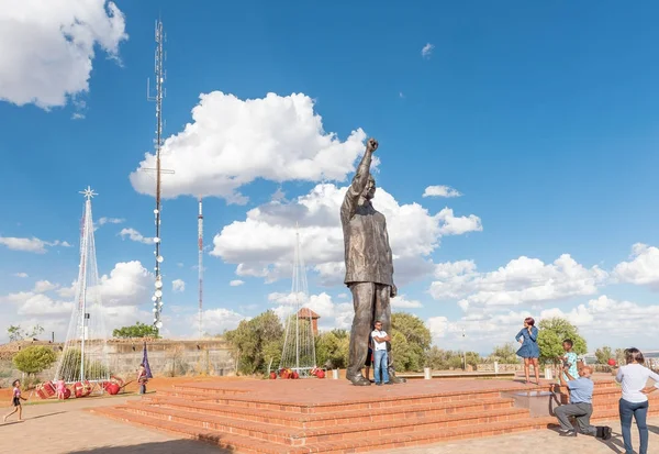 Visitantes de la estatua de bronce de Nelson Mandela en Bloemfontein — Foto de Stock