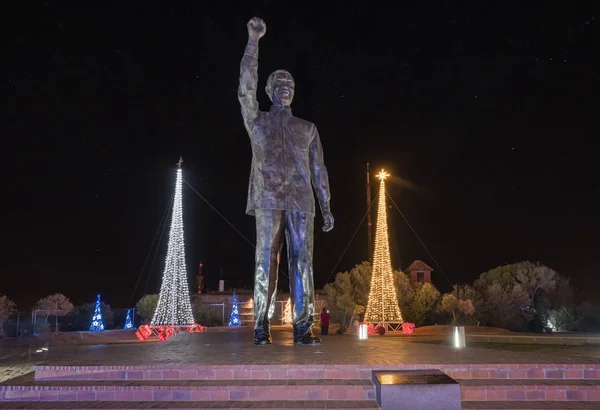 Estatua de Nelson Mandela por la noche rodeada de decora navideña — Foto de Stock