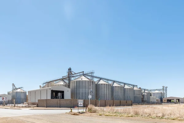 Itau frezen, graan, maïs en dier voeden provider in Bloemfonte — Stockfoto