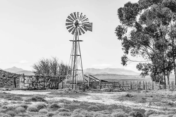 Moinho de vento, barragem e um kraal. Monocromático — Fotografia de Stock