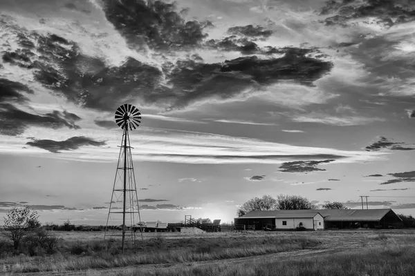 Windmolen bij zonsondergang. Zwart-wit — Stockfoto