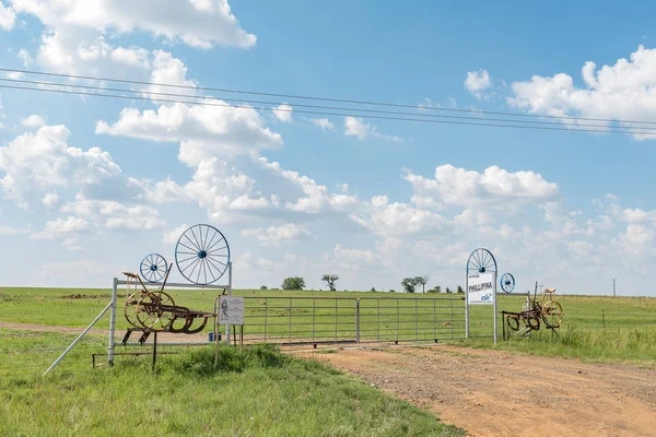 Puerta de entrada a una granja en la carretera R709 cerca de Excelsior —  Fotos de Stock