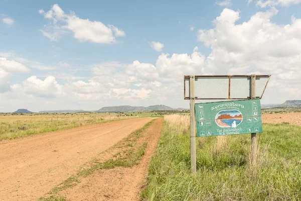 S356-Carretera y letrero en la entrada de Korannaberg Adventure — Foto de Stock