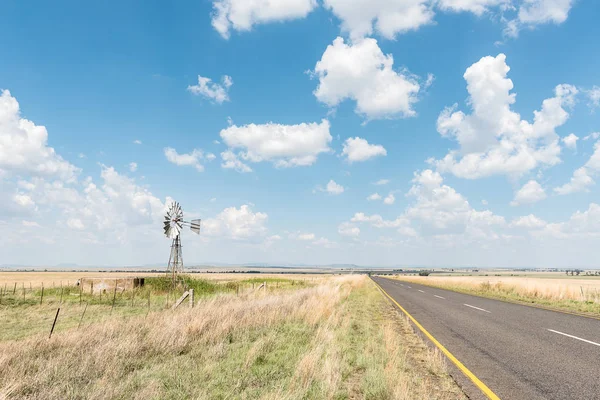 Farm scene with water-pumping windmill between Verkeerdevlei and — Stock Photo, Image