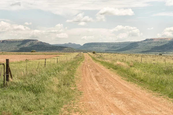 Road to Korannaberg Adventures, with the Korannaberg in the back — Stock Photo, Image