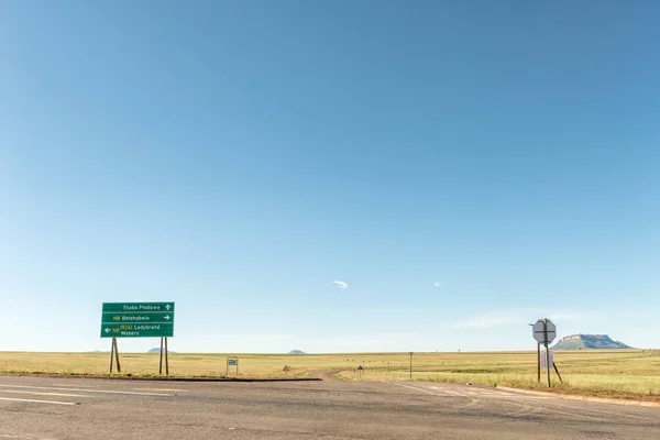 Junction between N8-road and Thaba Phatswa road at Tweespruit — Stock Photo, Image