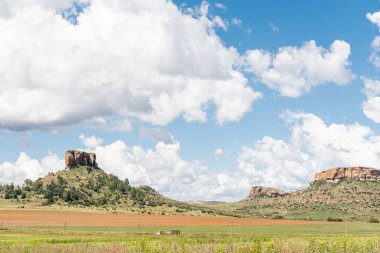 Çiftlik tipik kumtaşı tepeler arasında Ficksburg, yatay bir