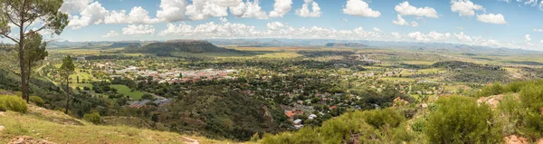 Panorama de Ficksburg en Sudáfrica y Maputsoe en Lesotho — Foto de Stock