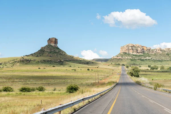 Typical sandstone hill landscape between Fouriesburg and Clarens — Stock Photo, Image