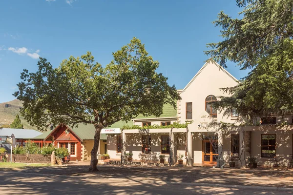 Escena callejera con una galería de arte y vino en Clarens — Foto de Stock