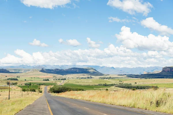 Landscape along the R711-road between Fouriesburg and Clarens — Stock Photo, Image