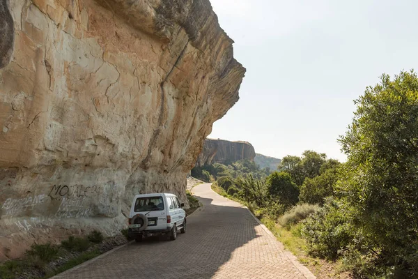 在 Witsieshoek 的路上悬垂砂岩悬崖 — 图库照片