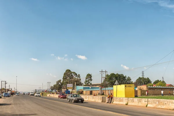 Scenă de stradă cu afaceri și vehicule în Phuthaditjhaba — Fotografie, imagine de stoc
